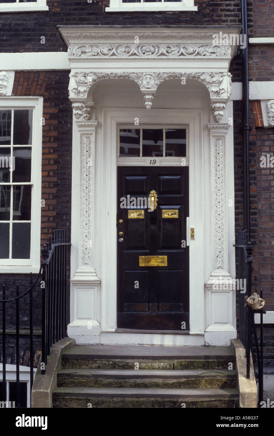 Queen Anne s Gate Westminster London SW1 England 1704 Detail Eingangstür des großes Stadthaus geschnitzt Holz Vordach Stockfoto