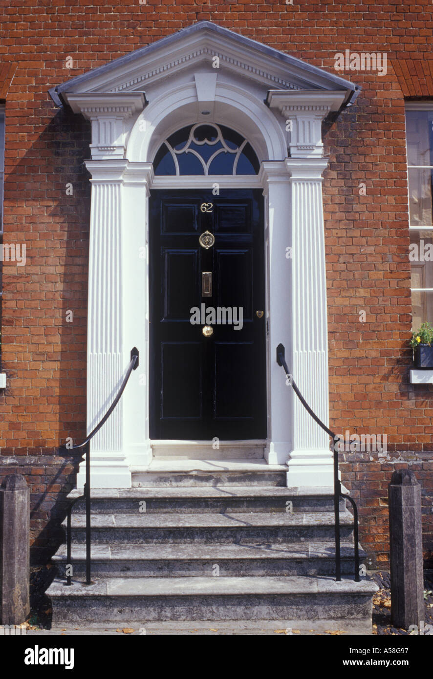 Farnham Surrey England klassischen georgischen Haustür auf Backstein Stadthaus mit Giebel und Oberlicht Stein Schritte bis zur Tür Stockfoto
