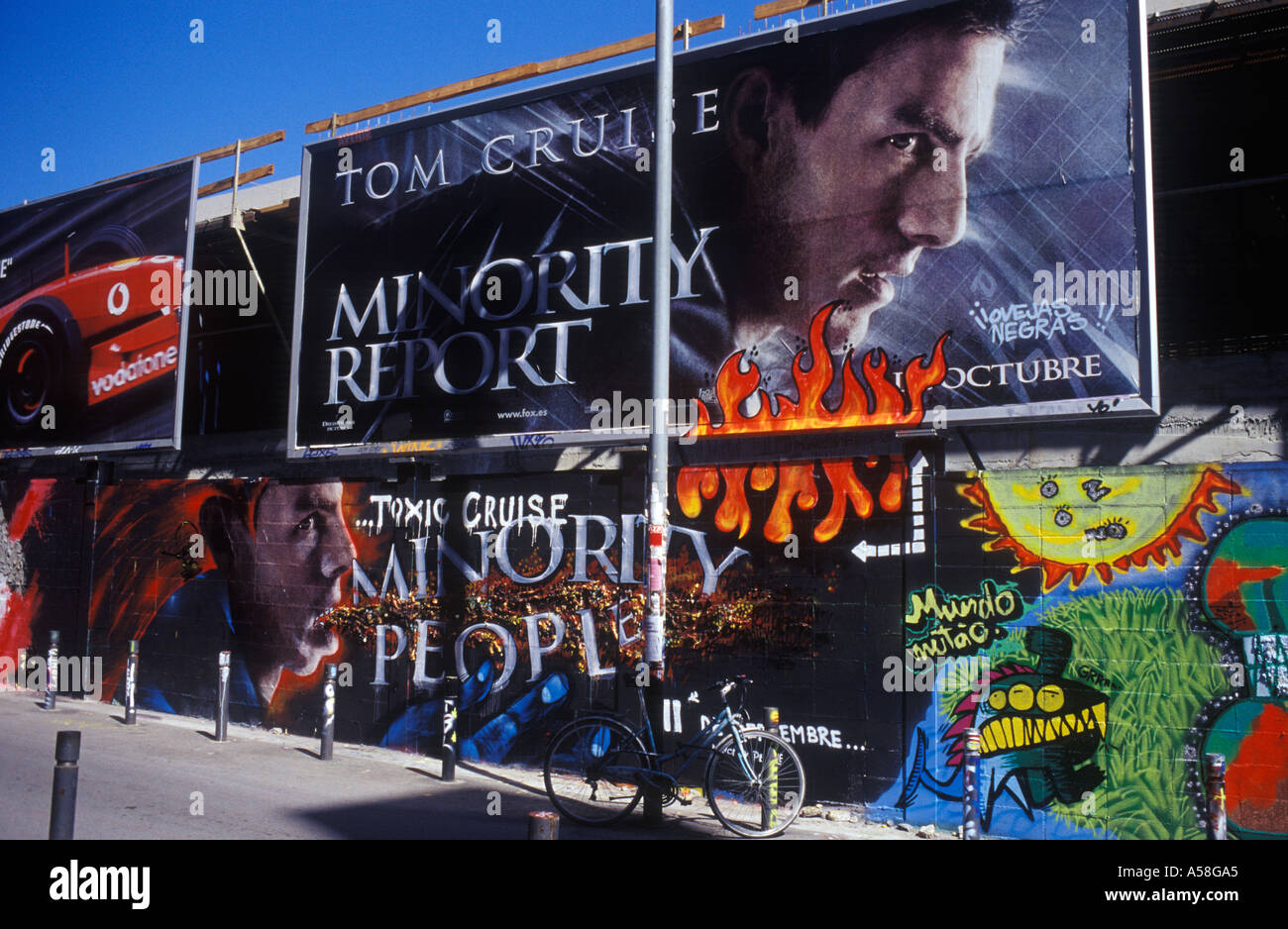 Calle Montalegre Barcelona Spanien Minority Report Filmplakat mit Tom Cruise auf Werbung horten über Graffiti-version Stockfoto