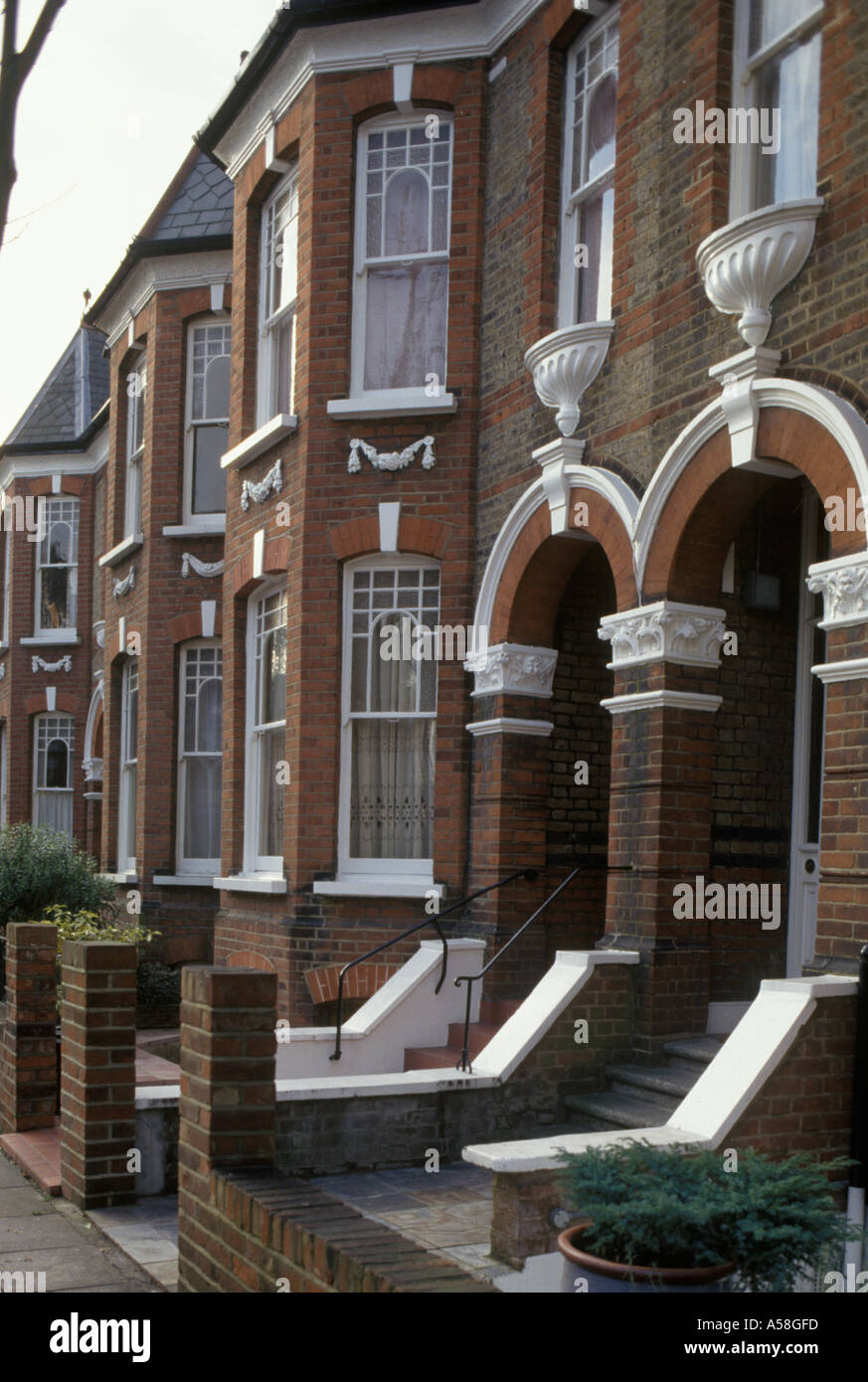 Highbury North London England Edwardian Ziegel Terrasse Gehäuse Ausführung die Stuckdekoration Jahrhundert frühen 1900er Jahren Erker Stockfoto