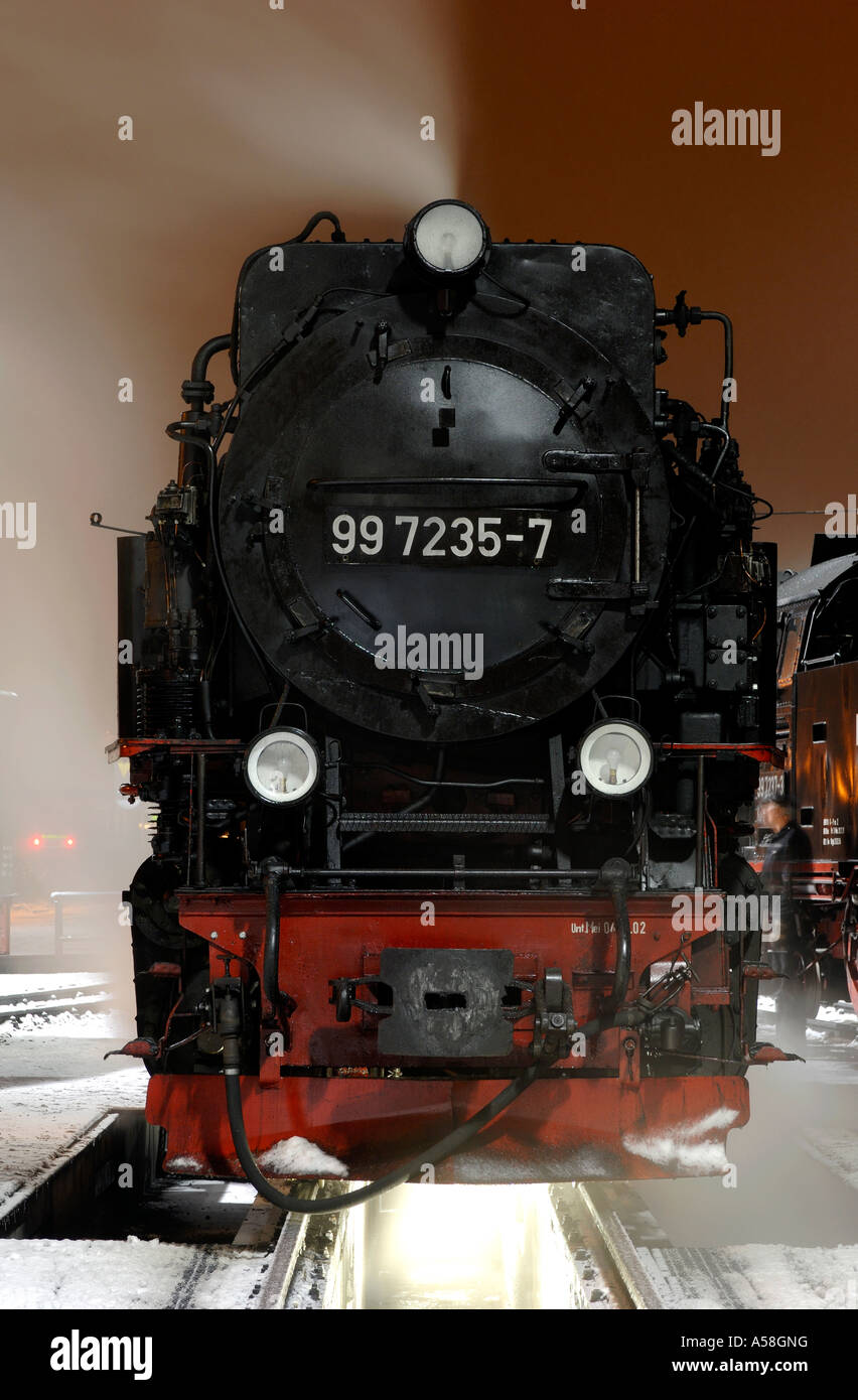 Harzerschmalspurbahnen: Dampflokomotive Schuppen 2-10-2 t K57.10 Nr. 99 7235 am Motor in der Nacht, Harz, Wernigerode, Deutschland Stockfoto