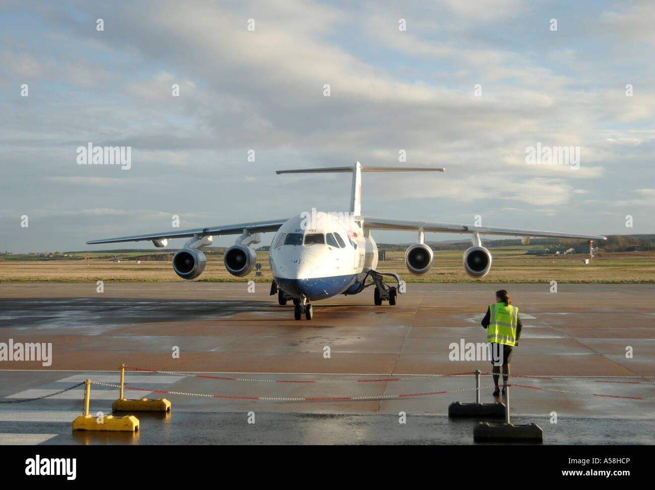 Kommerziellen Passagier jet BAE 146-300 am Inverness Dalcross Flughafen.  XAV 4880-457 Stockfoto