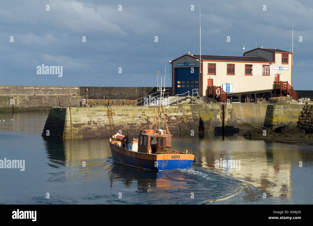dh RNLI Rettungsbootstation ST ABBS BORDERS Fischerboot verlässt Hafen schottland berwickshire schottische Boote vereinigtes königreich Traditionelles großbritannien Stockfoto