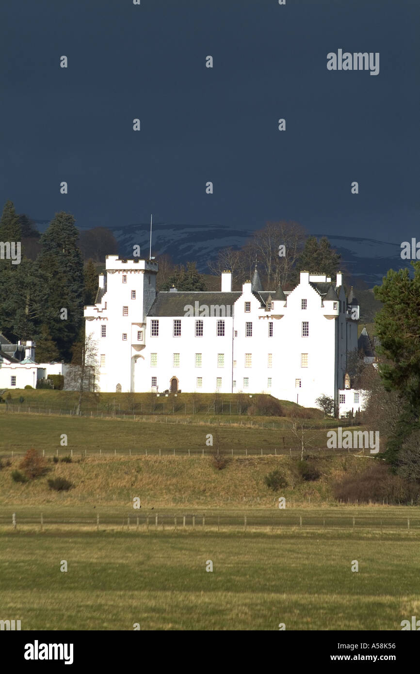 dh schottische Burgen BLAIR ATHOLL PERTHSHIRE Schottland Weiß gewaschen ummauert Anwesen Anwesen Anwesen lairds dramatische Herrenhaus uk Land Burg Stockfoto