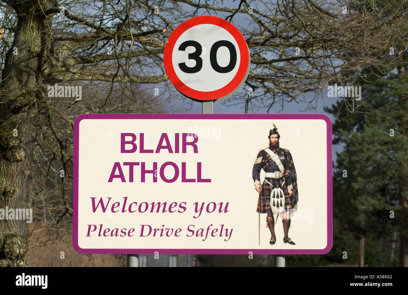dh BLAIR ATHOLL PERTHSHIRE Willkommen, bitte fahren Sie sicher Zeichen 30 Mph Speed Limit Highlands Roadsign uk Village Road Stockfoto