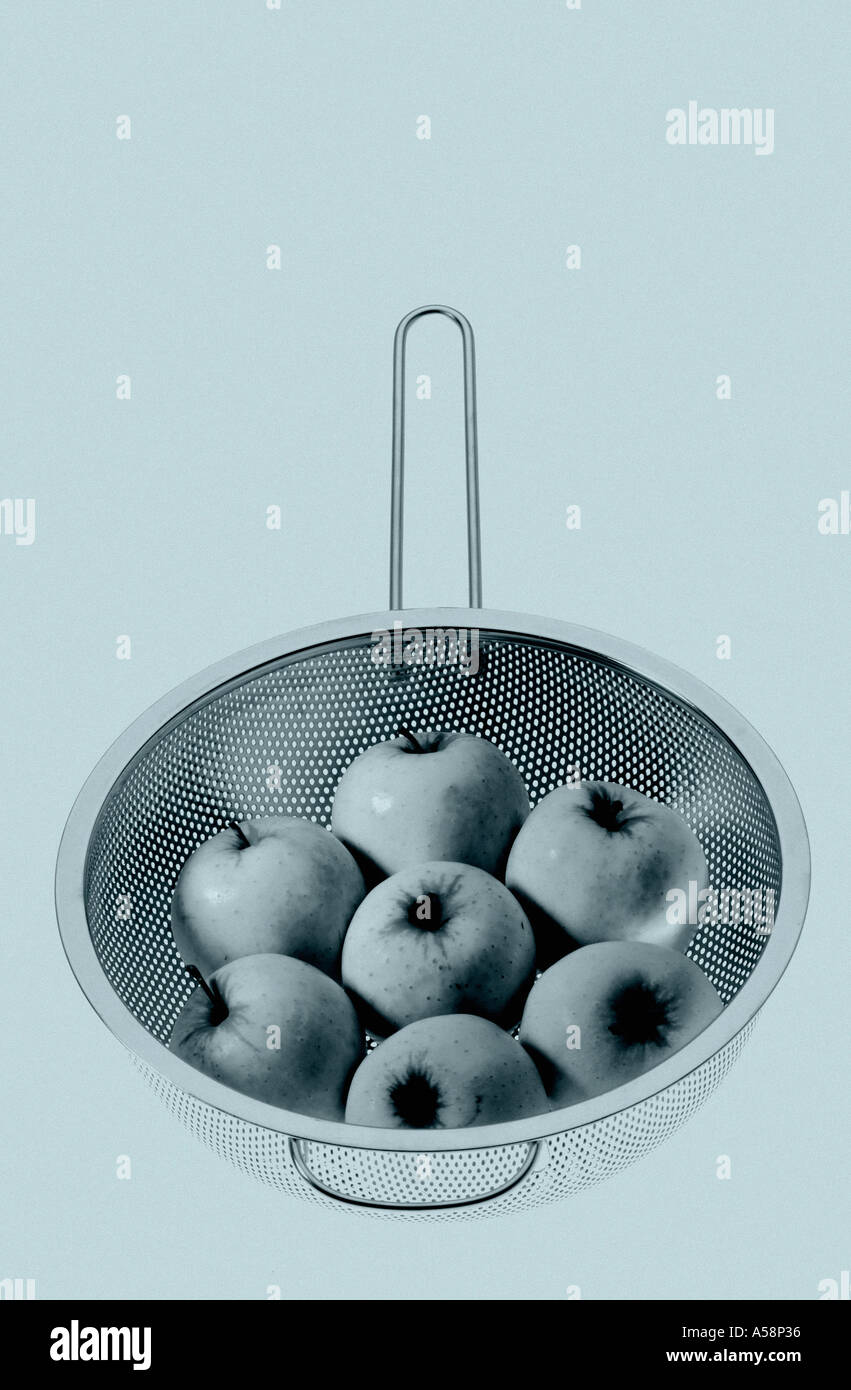 Metall Küche Sieb Sieb mit Äpfeln Stockfoto