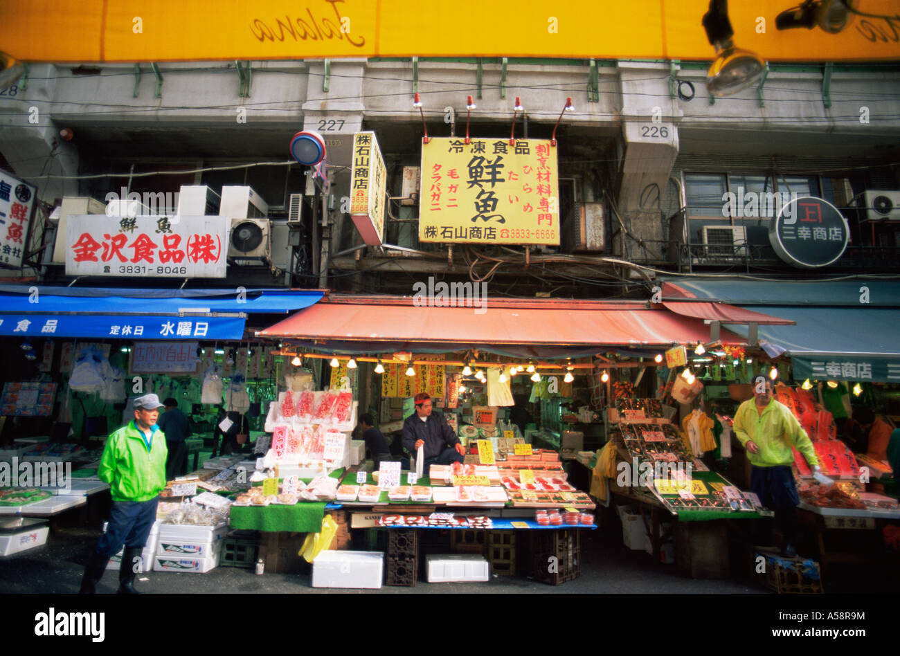 Japan, Tokio, Ueno, typische Fischgeschäft in Ameyayokocho Einkaufsstraße Stockfoto