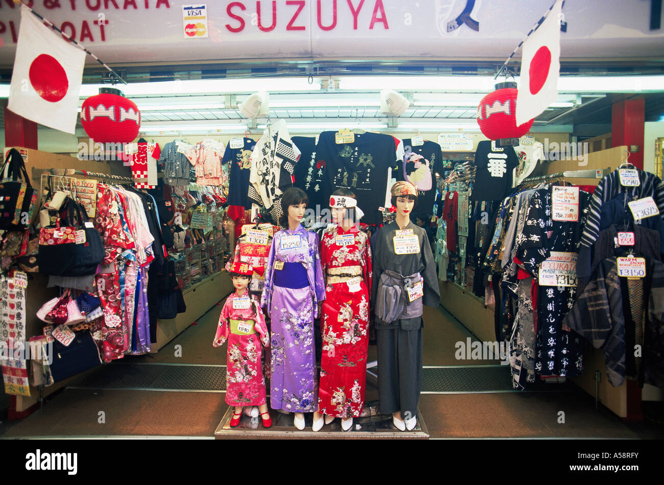 Japan, Tokio, Asakusa Kannon-Tempel, Nakamise-Dori, typisches Souvenir-Shop Verkauf von Kimonos Stockfoto