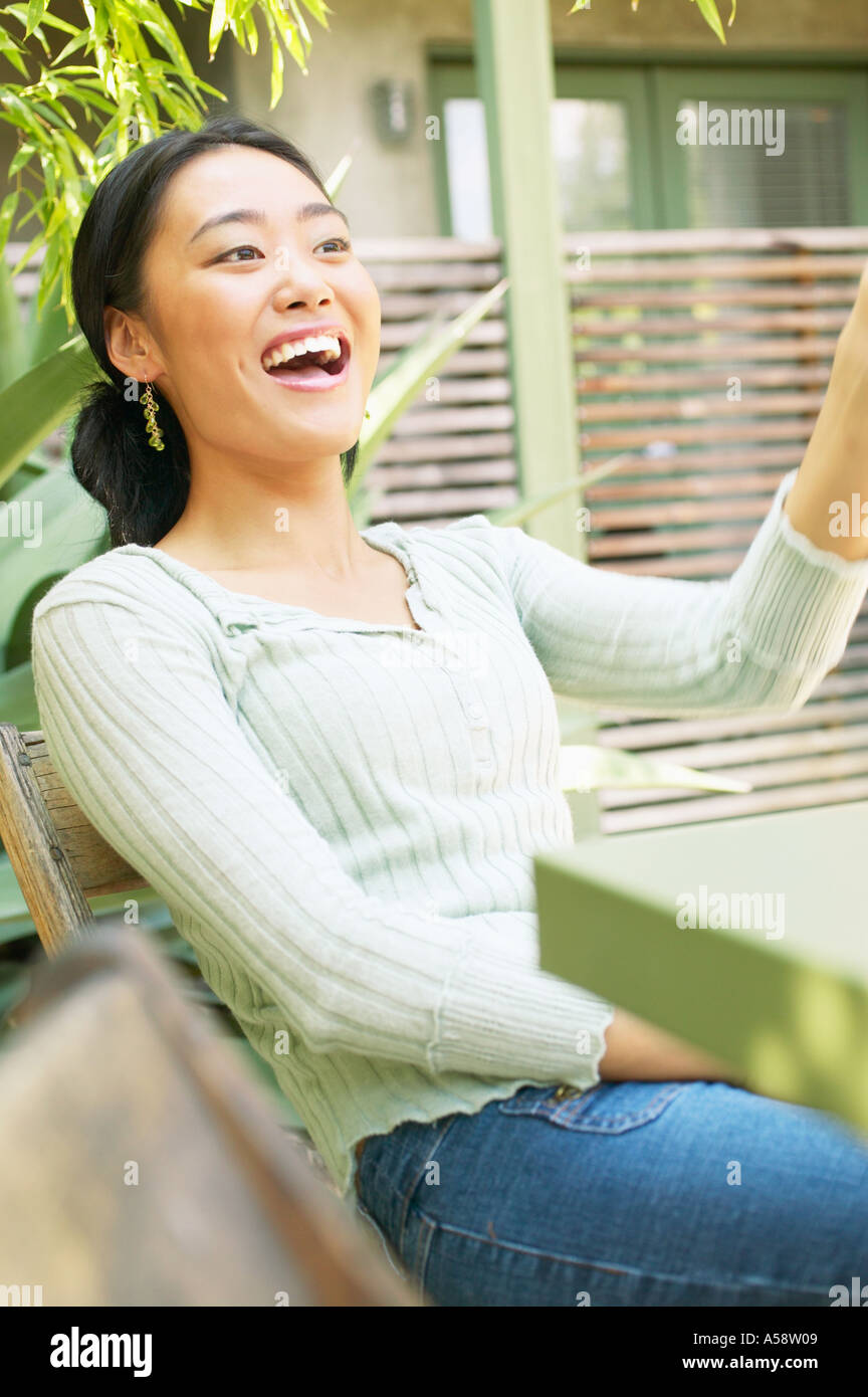 Frau, lachen und winken im freien Stockfoto