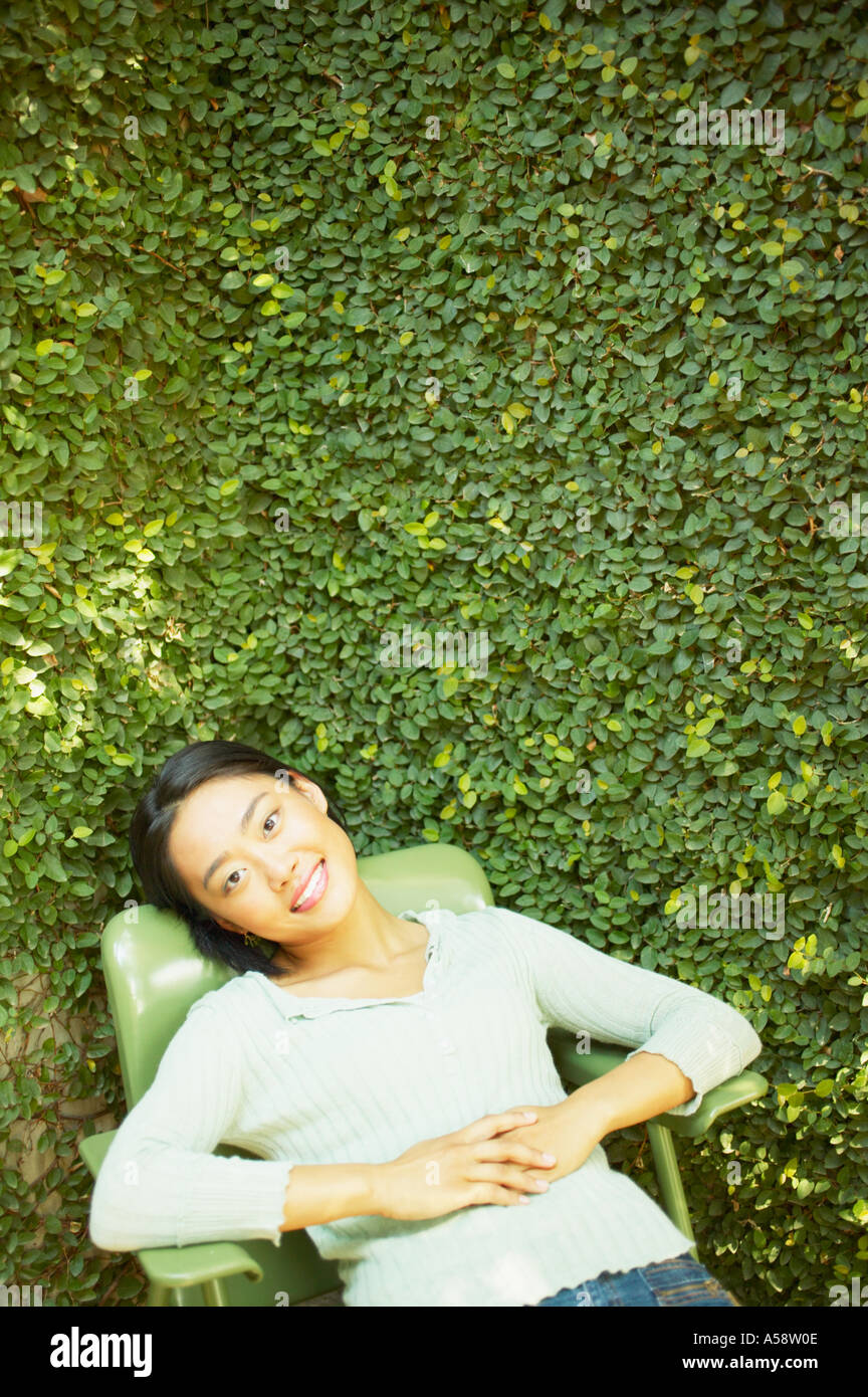 Porträt der Frau sitzt im Stuhl im freien Stockfoto