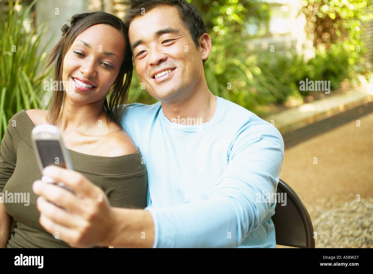 Paar unter Selbstbildnis mit Handy Stockfoto