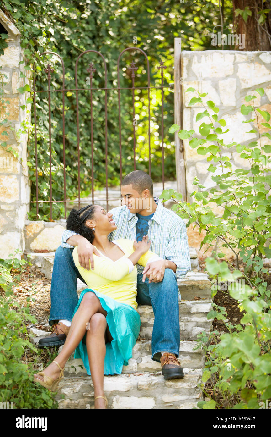 Paar Zusammensitzen auf Treppen im freien Stockfoto