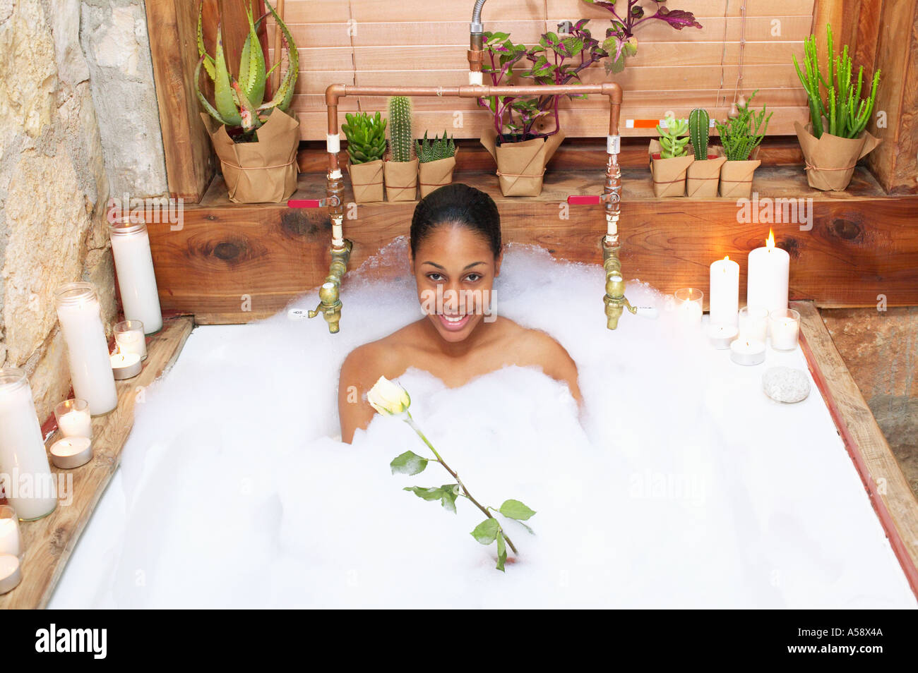 Frau im Schaumbad mit rose Stockfoto