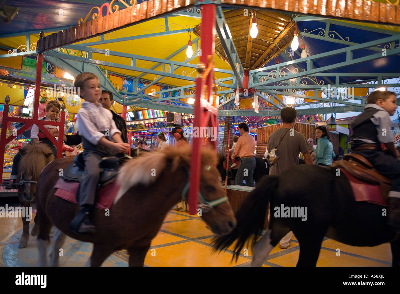 Kleinkinder auf Fairground Karussell mit Live Ponys, Fuengirola, Costa Del Sol, Spanien Stockfoto