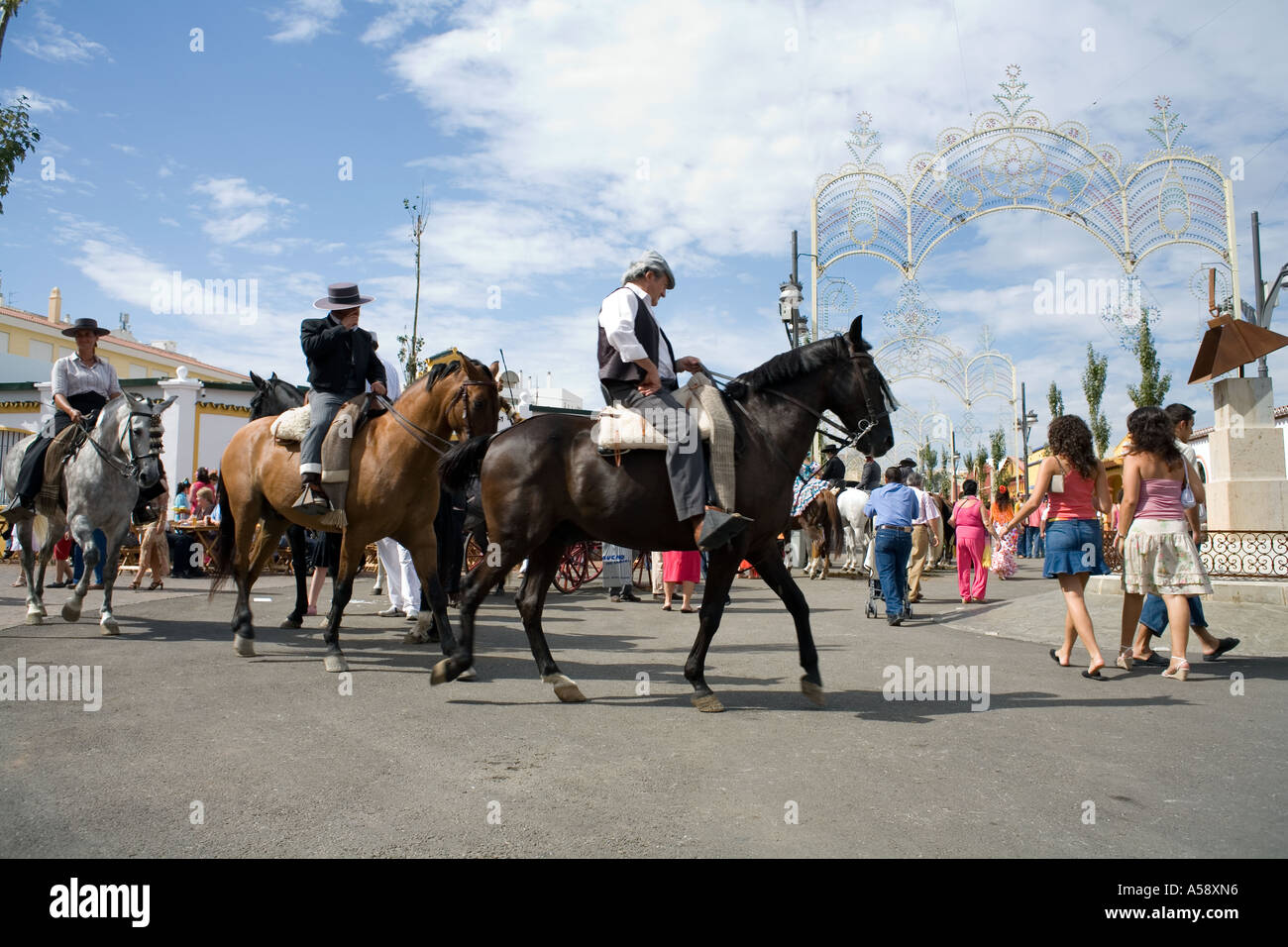 Pferde und Reiter auf der Feria von Fuengirola, Costa Del Sol, Spanien, Europa Stockfoto