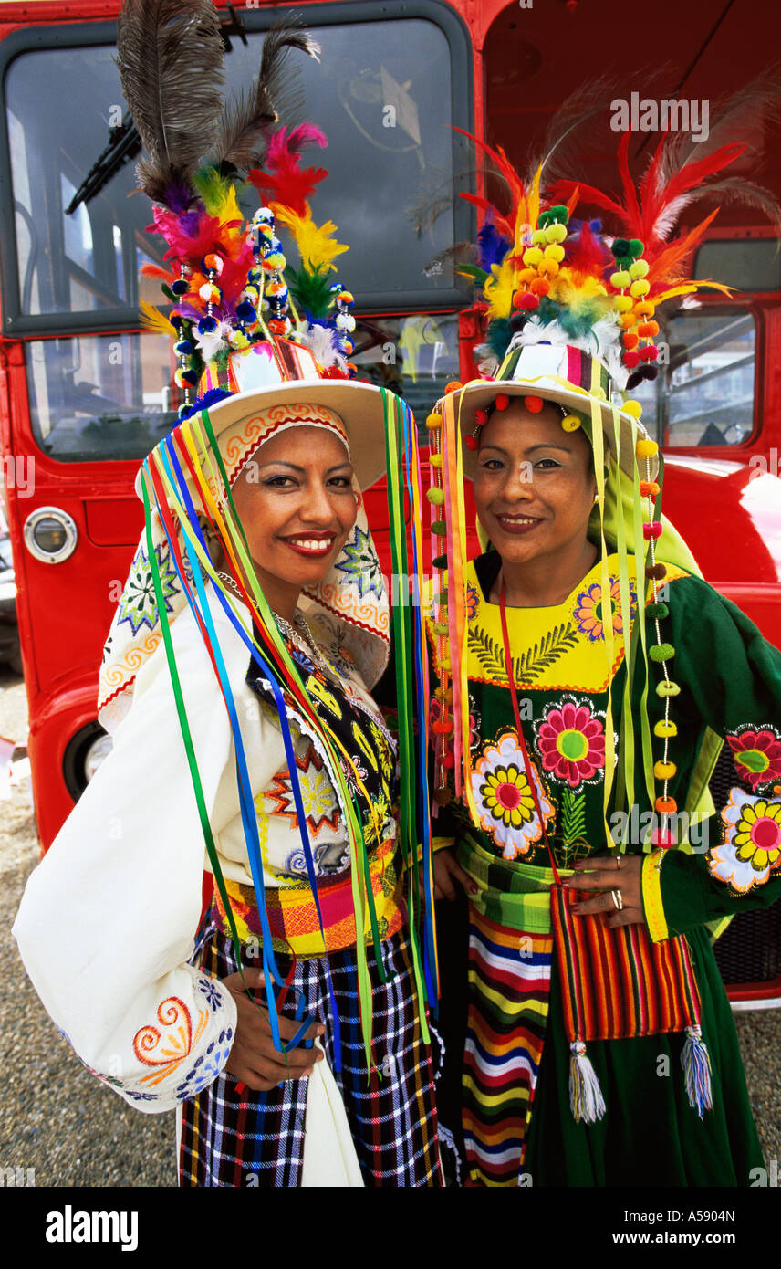 England, London, Carnaval Del Pueblo Festival (Europas größte Latin Street Festival), Mädchen in Bolivien nationales Kostüm Stockfoto