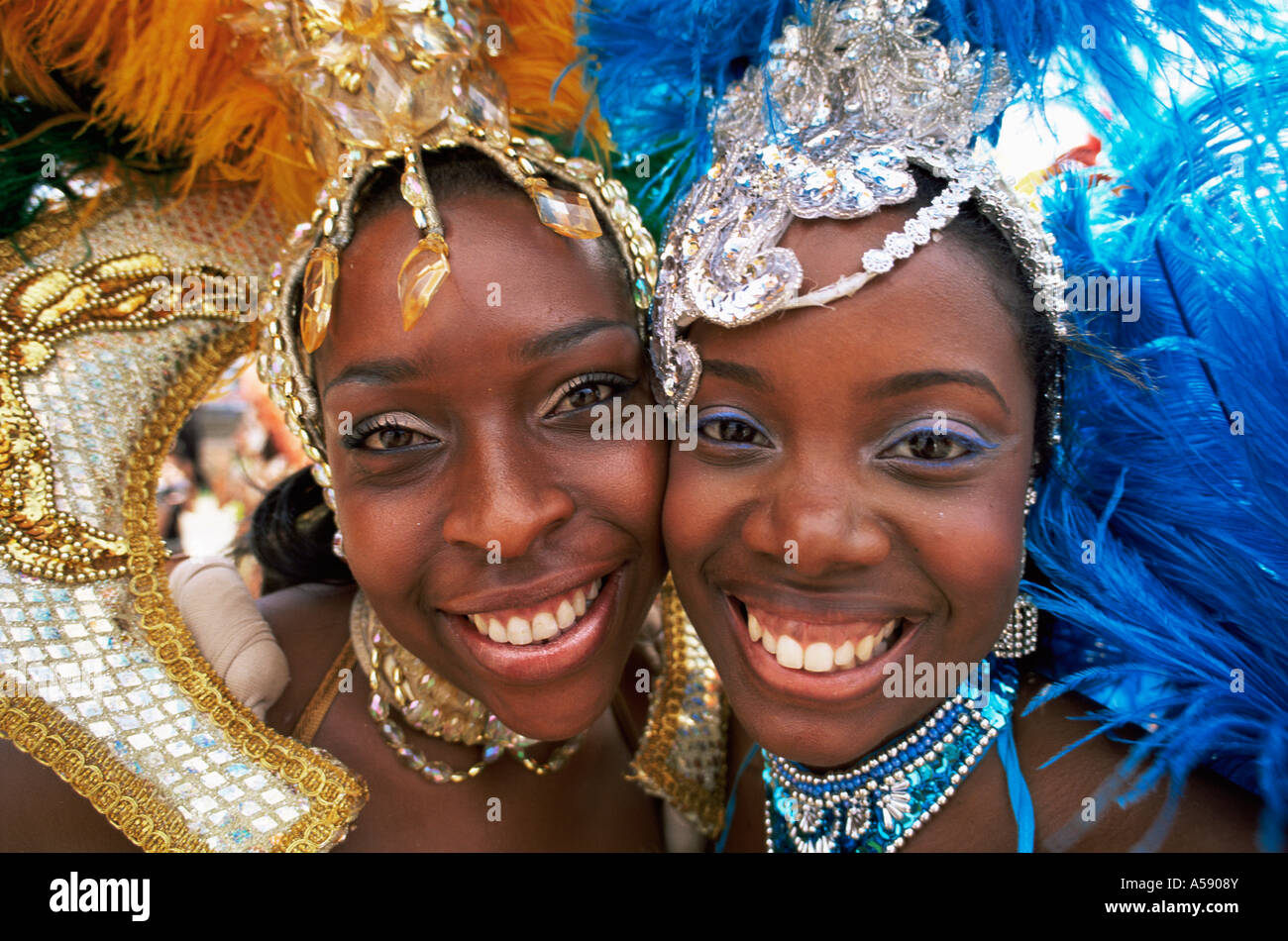 England, London, Carnaval Del Pueblo Festival (Europas größte Latin Street Festival), Mädchen in brasilianischen Samba Kostüm Stockfoto