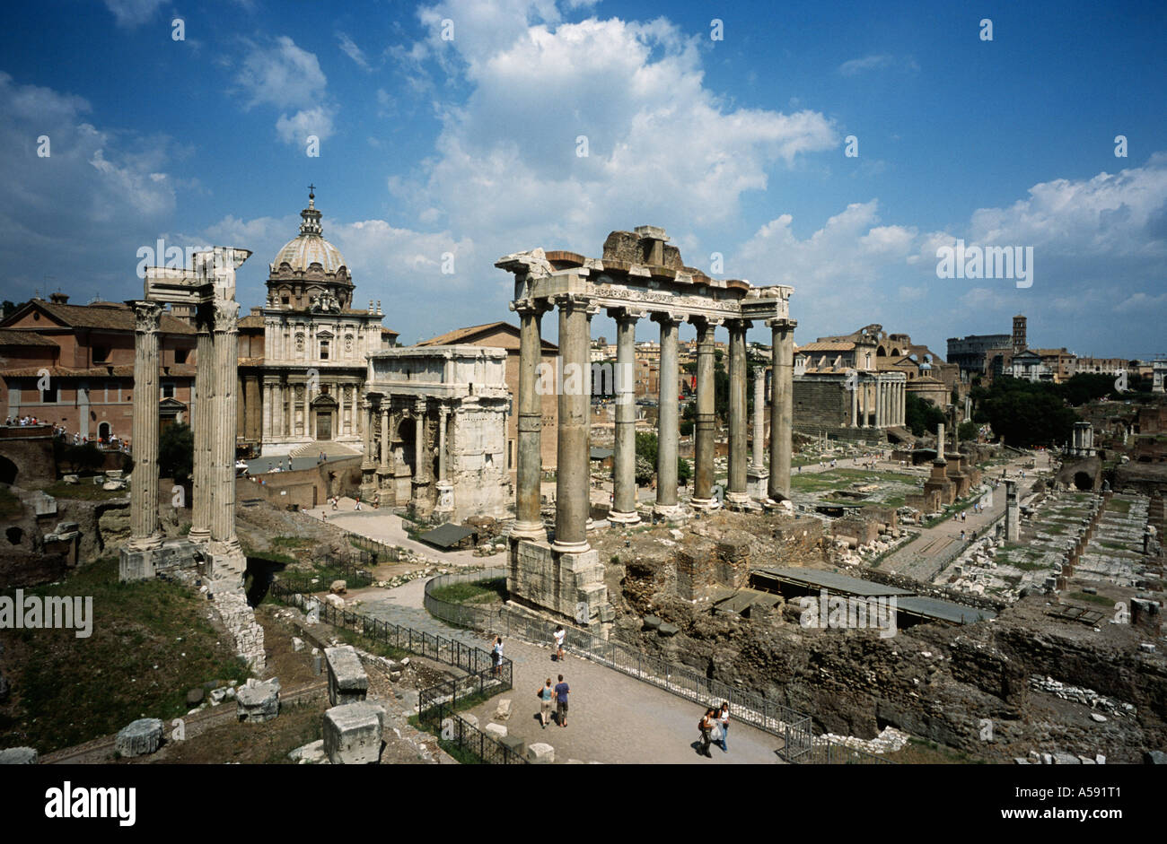 Italien Rom das römische Forum Foro Romano L - sind der Tempel des Vespasian, Kirche Santi Luca e Martina Bogen des Septimius Severus Stockfoto