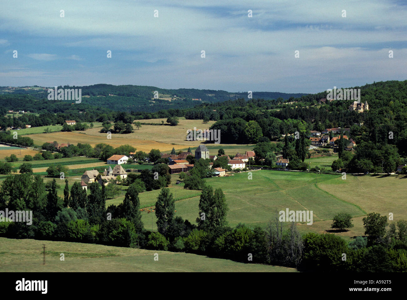 Felder und Gebäude im Vézère-Tal Dordogne Frankreich Stockfoto