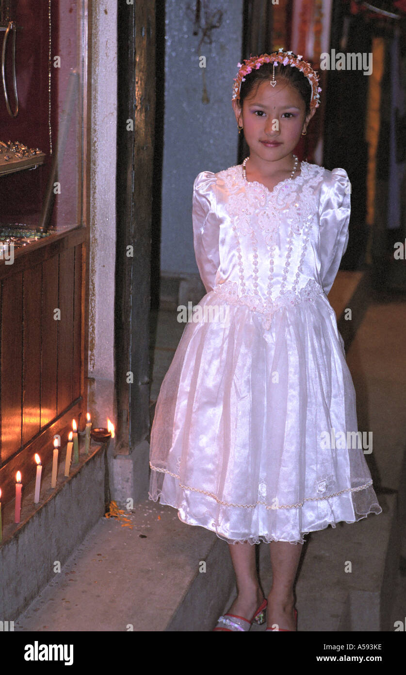 Porträt des jungen Mädchens im Tihar Fistival Lichter dritten Tag Deepawali Kathmandu Nepal Stockfoto