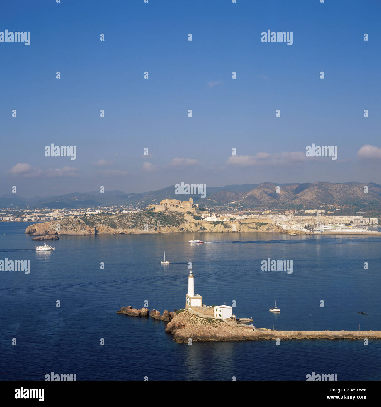 Blick über Botafoc Leuchtturm in Richtung der historischen befestigten Ibiza Stadt, Ibiza, Balearen, Spanien. Stockfoto