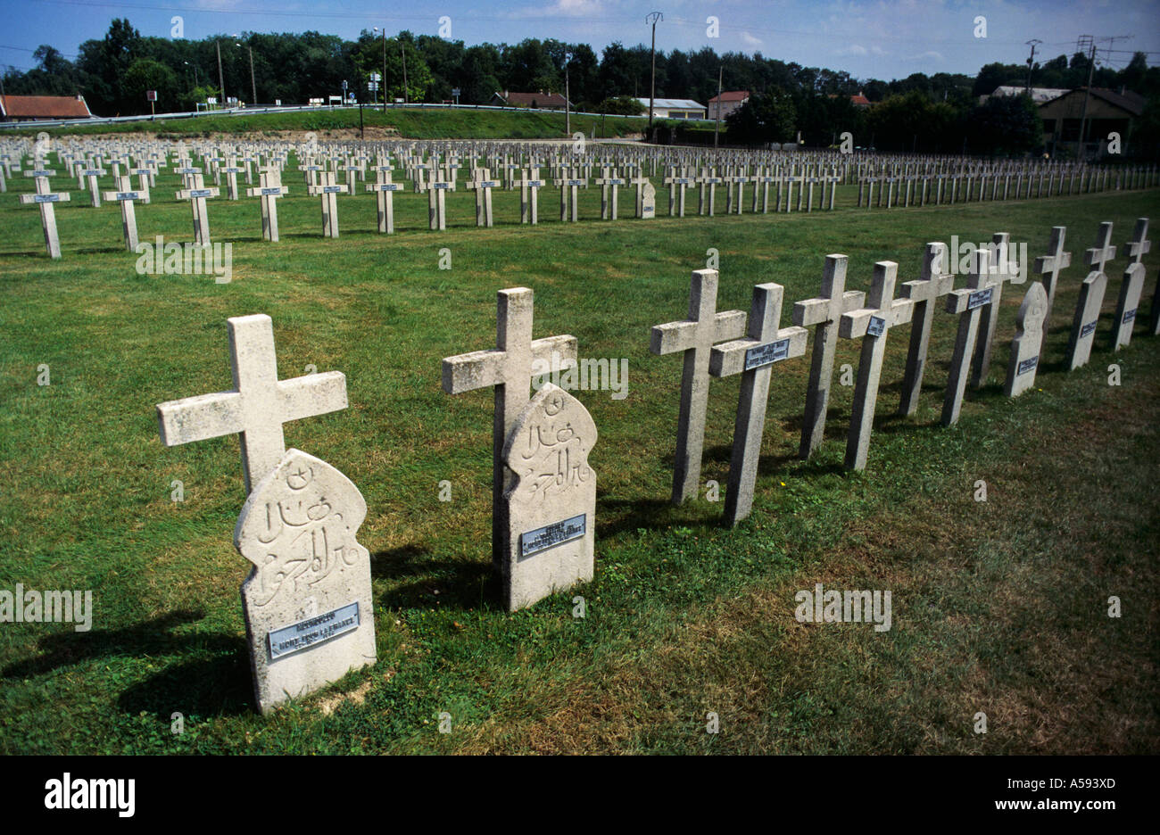 Gemischten Religion Bezeichnung Gräber auf dem ersten Weltkrieg französischer Soldatenfriedhof Sillery Frankreich Stockfoto