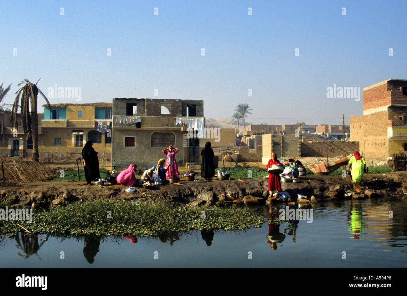 Fayoum Ägypten Dorf Frau Frauen waschen waschen Stockfoto