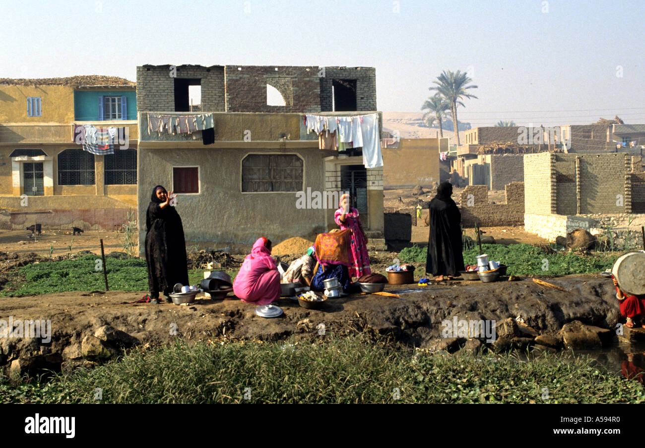 Fayoum Ägypten Dorf Frau Frauen waschen waschen Stockfoto