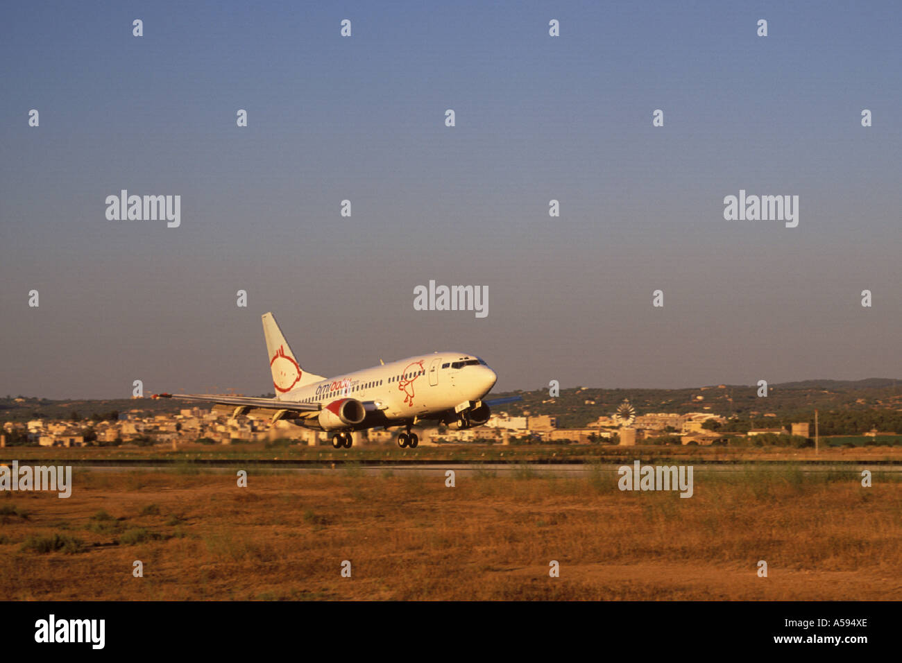 Szene am Flughafen von Palma De Mallorca BMI Baby Boeing 737 600 Reg G BVZH am Abend landen Balearen Spanien 16. Stockfoto