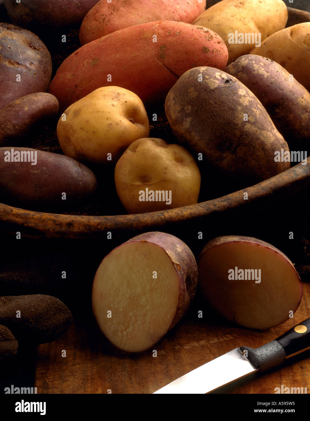 Internationale Kartoffel - oben rechts International Niere, blaue Catriona, Champion, Edgecote lila, Arran Victory, Herr Bressee Stockfoto