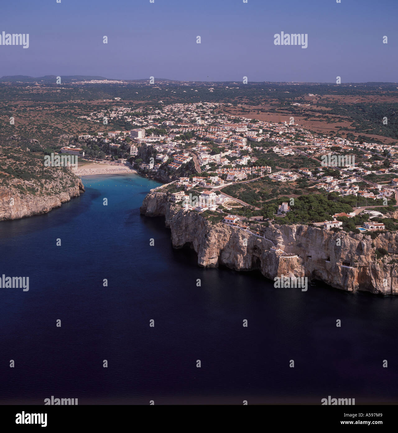 Luftaufnahme über Küste bei Cala En Porter und berühmte Höhle Disco Menorca Balearen-Spanien Stockfoto