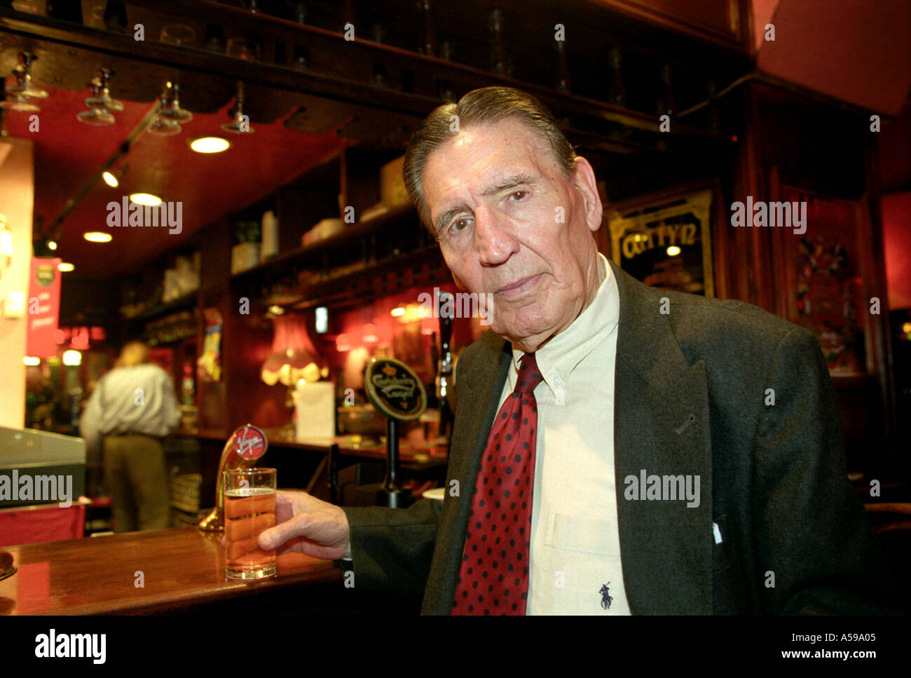 Ehemaliger Gangster 'Mad' Frankie Fraser in der blinde Bettler Pub in Whitechapel London England UK Stockfoto