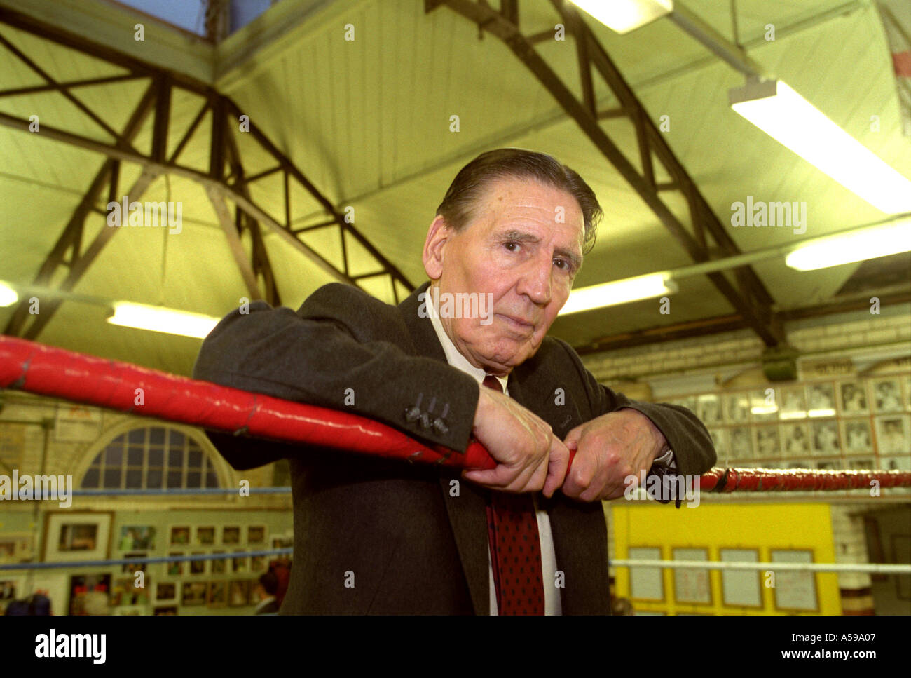 Ehemaliger Gangster 'Mad' Frankie Fraser im Boxring an Repton Boys Club East End von London England UK Stockfoto