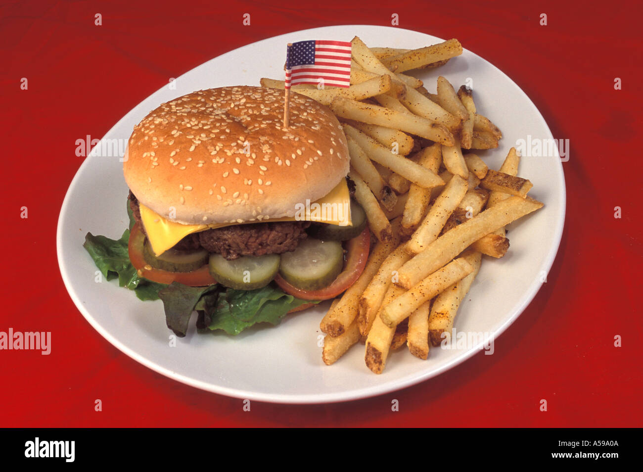 Quartal-Pfünder-Beef-Burger und Pommes frites Stockfoto