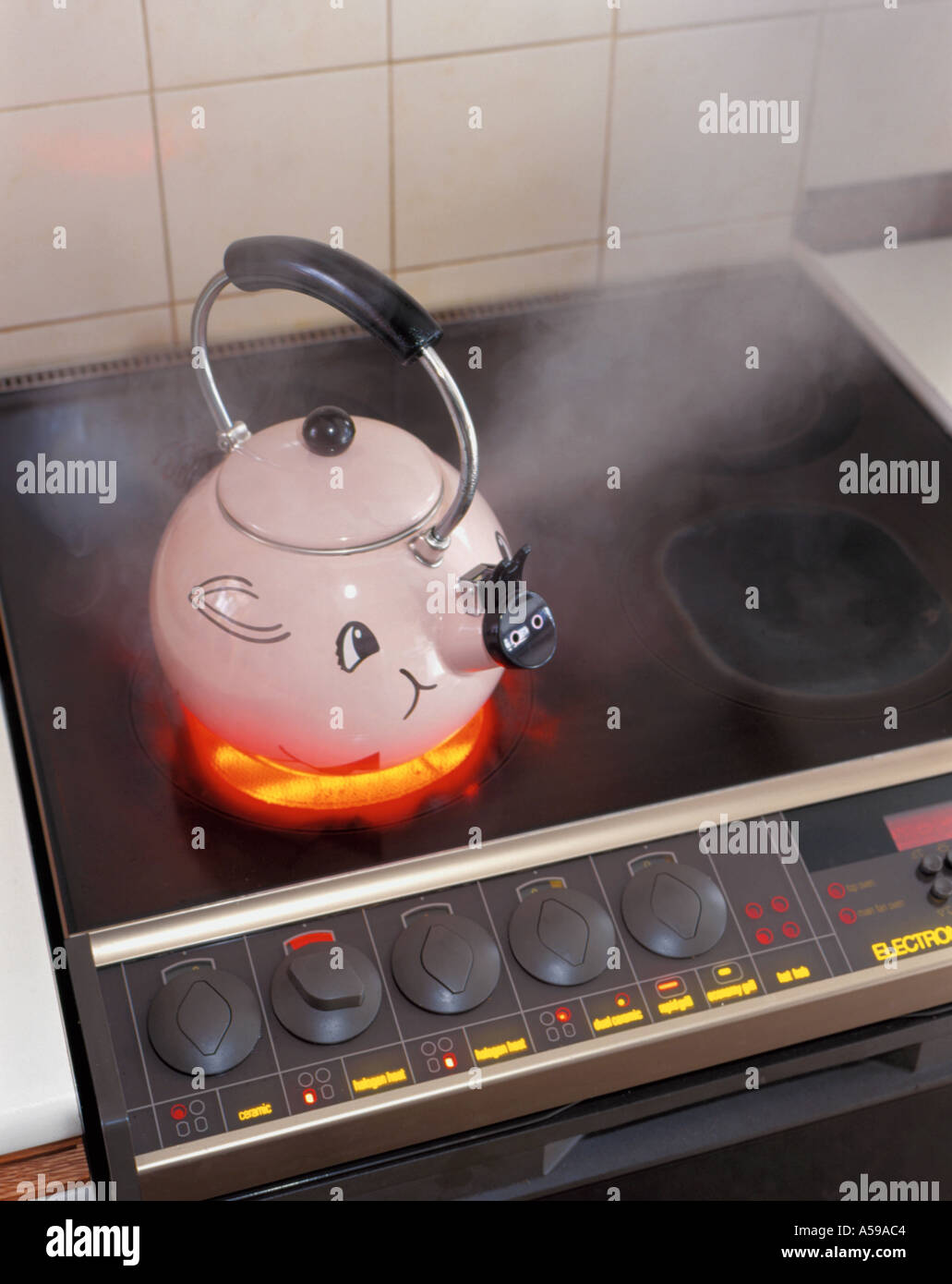 Emaille-Kessel kochen auf einem Halogen-Teller mit heimischen Herd  Glaskeramik-Kochfeld, UK Stockfotografie - Alamy