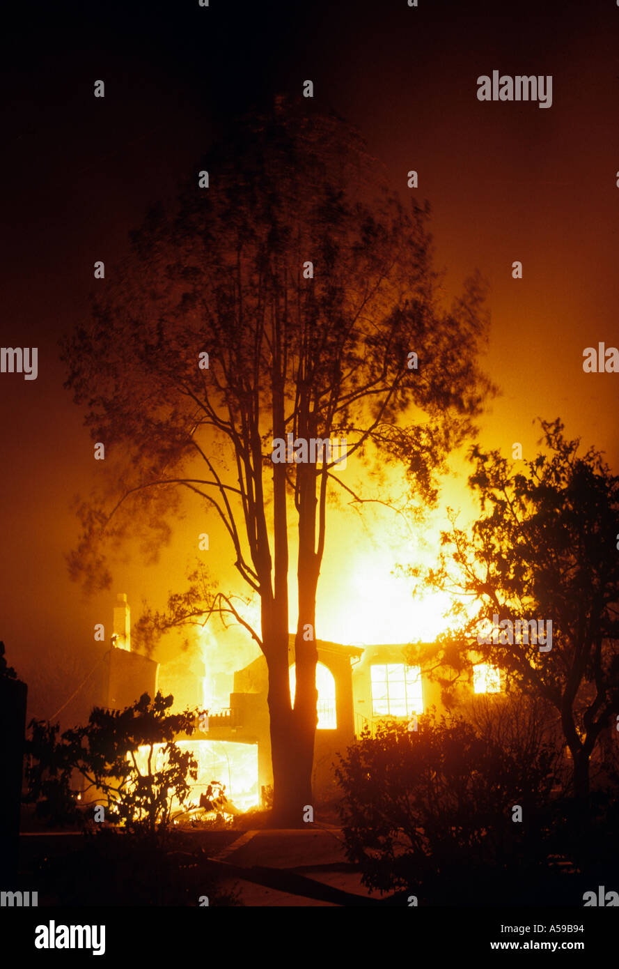 Flammen von Haus in Brand in Oakland Hills California Feuersturm von 1991 Stockfoto