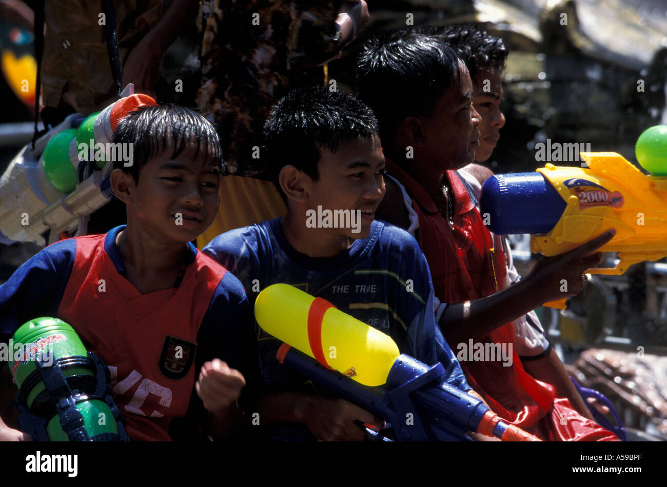 Freunde spielen Wasserspiele Stockfoto