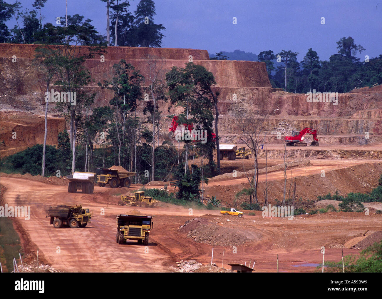 Ausgrabung Fahrzeuge in einer Goldmine-ghana Stockfoto