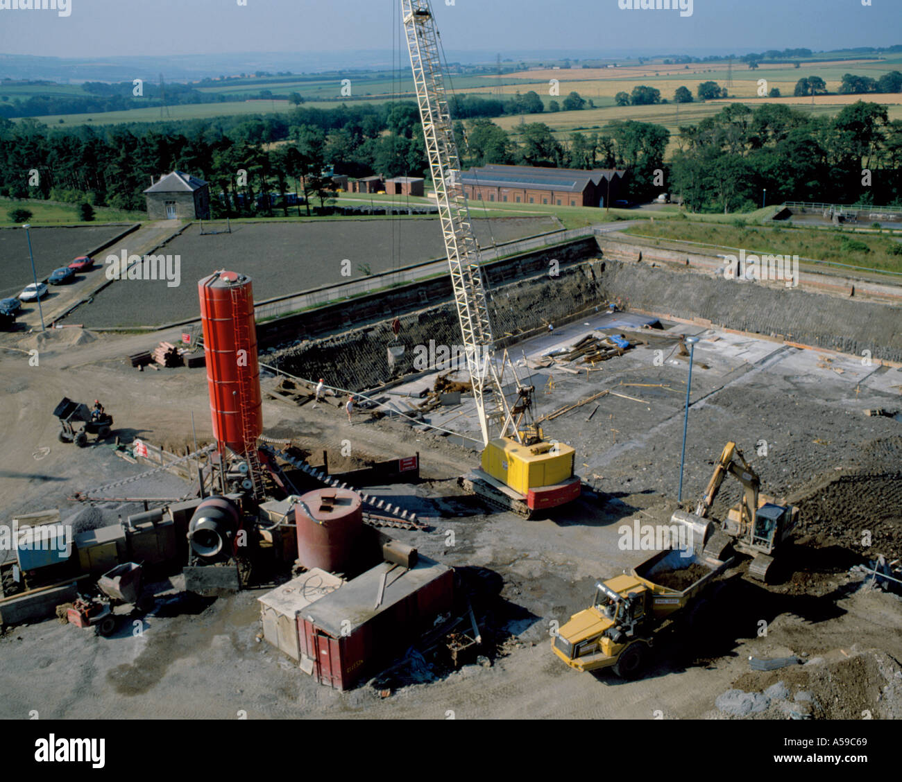 Vogelperspektive auf den Bau einer Wasseraufbereitungsanlage, Northumberland, England, UK., in den 1990er Jahren Stockfoto