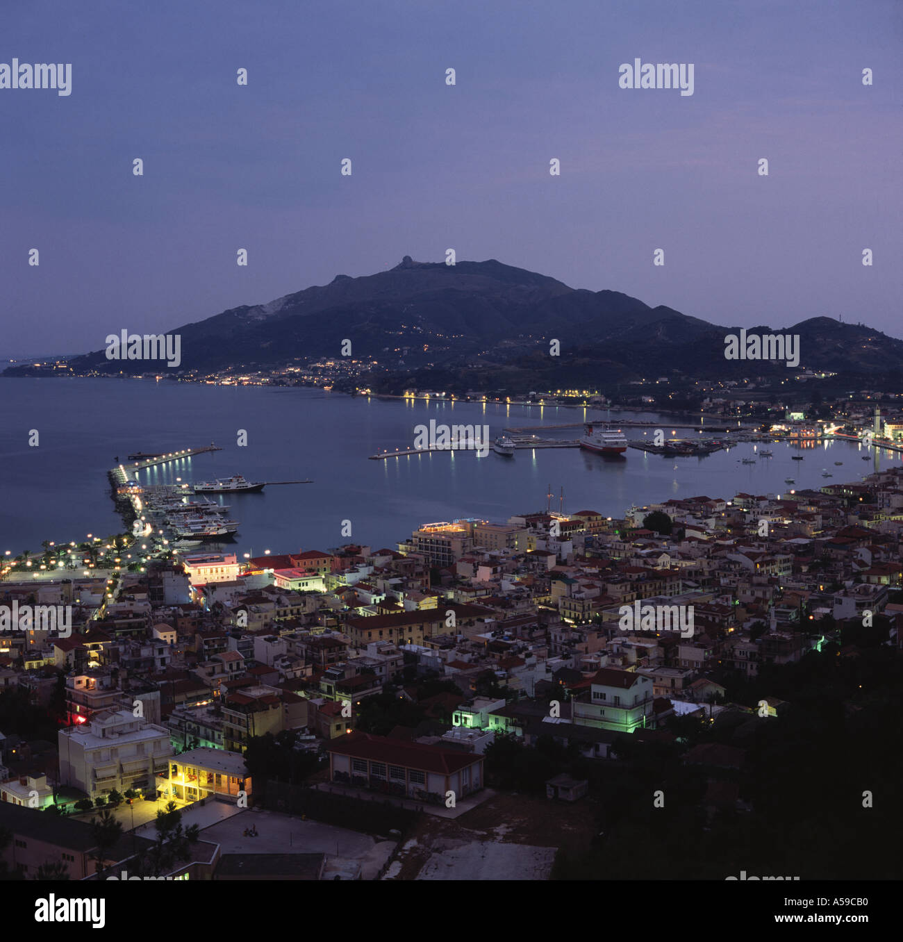 Blick hinunter auf Zakynthos-Stadt und den Hafen in der Abenddämmerung auf der Nordküste der Insel Zakynthos der griechischen Inseln Griechenlands Stockfoto