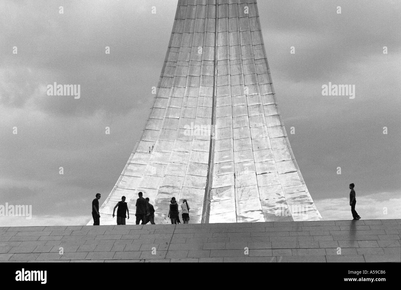 Moskauer Platz Denkmal, einmal eine Hommage an die sowjetischen technologische Kompetenz, jetzt ein Teenager Treffpunkt Stockfoto