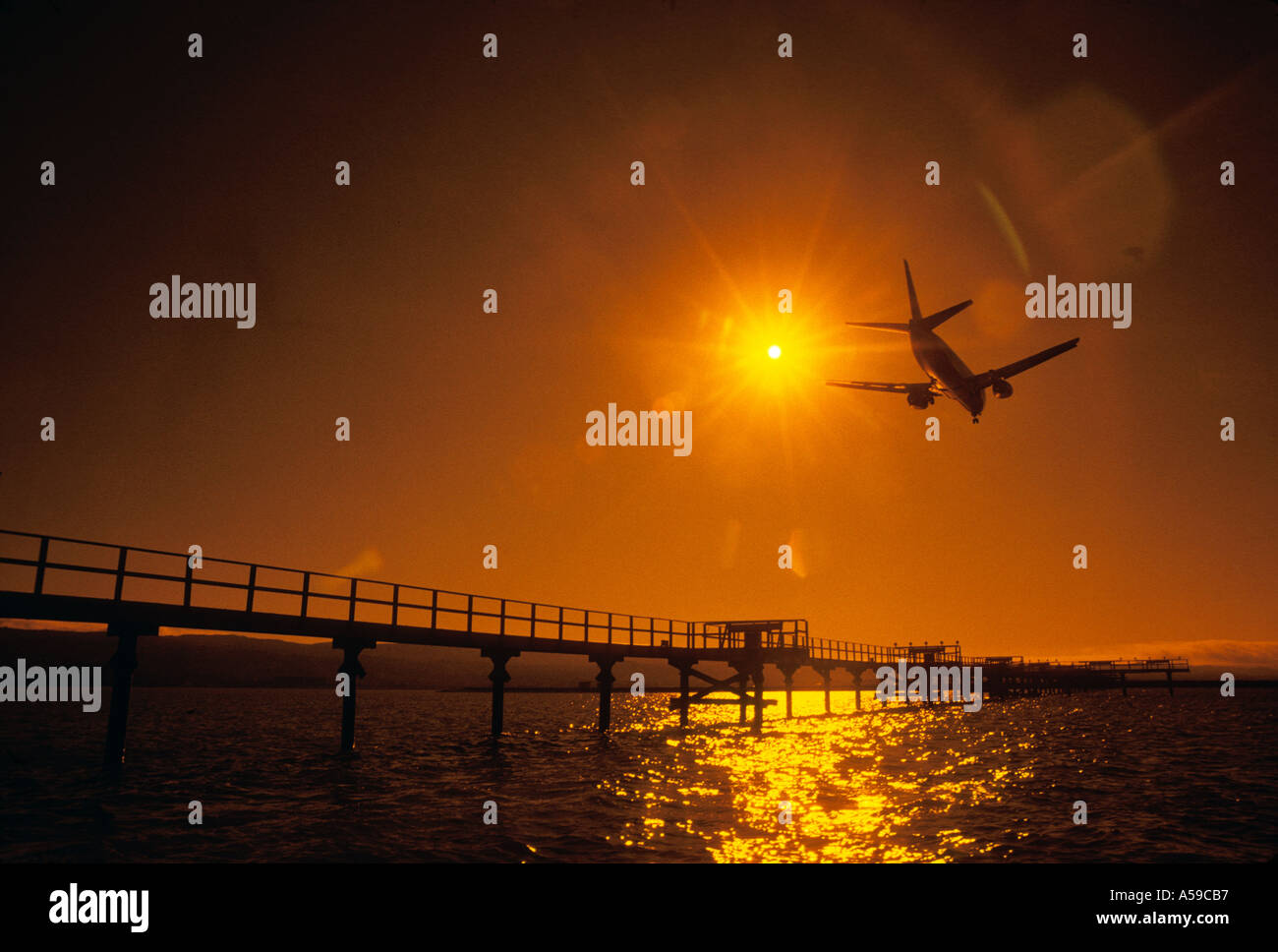 Sonnenuntergang Silhouette der Boeing 737 landet auf dem internationalen Flughafen San Francisco Kalifornien Stockfoto