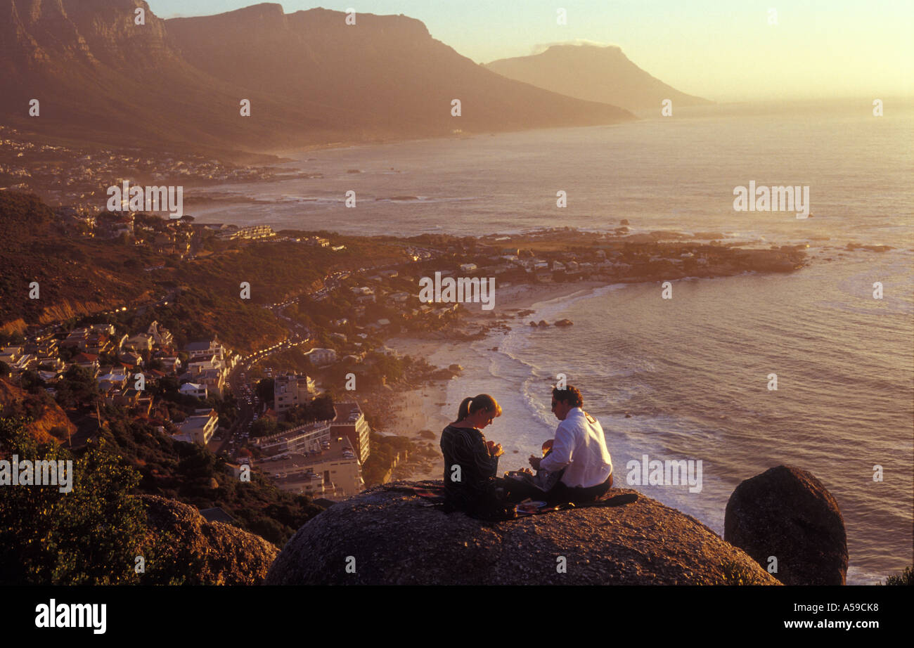 Paar im Sonnenuntergang, Clifton, Bantry Bay, Kapstadt, Südafrika Stockfoto