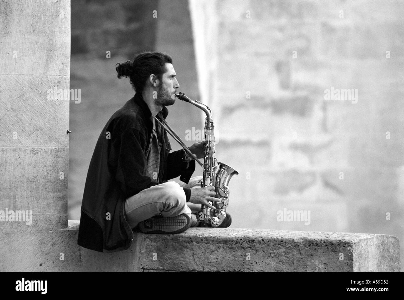 Saxophonspieler auf der Bank des Flusses Seine Paris Stockfoto