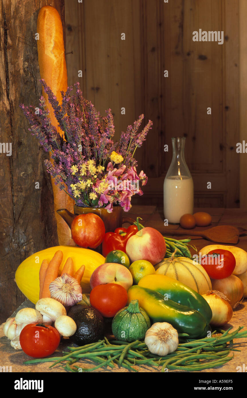 Vielzahl von bunten Obst und Blumen und Gemüse im Landhausküche zu Hause Stockfoto