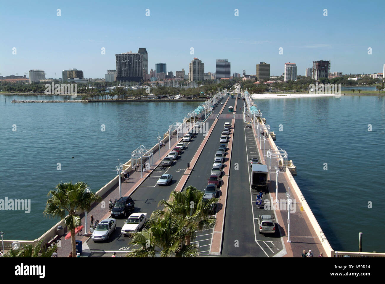 Der Pier in den Golf von Mexiko ist eine beliebte Attraktion in der Innenstadt von Sankt Petersburg Florida mit der Skyline der Stadt im Blick Stockfoto