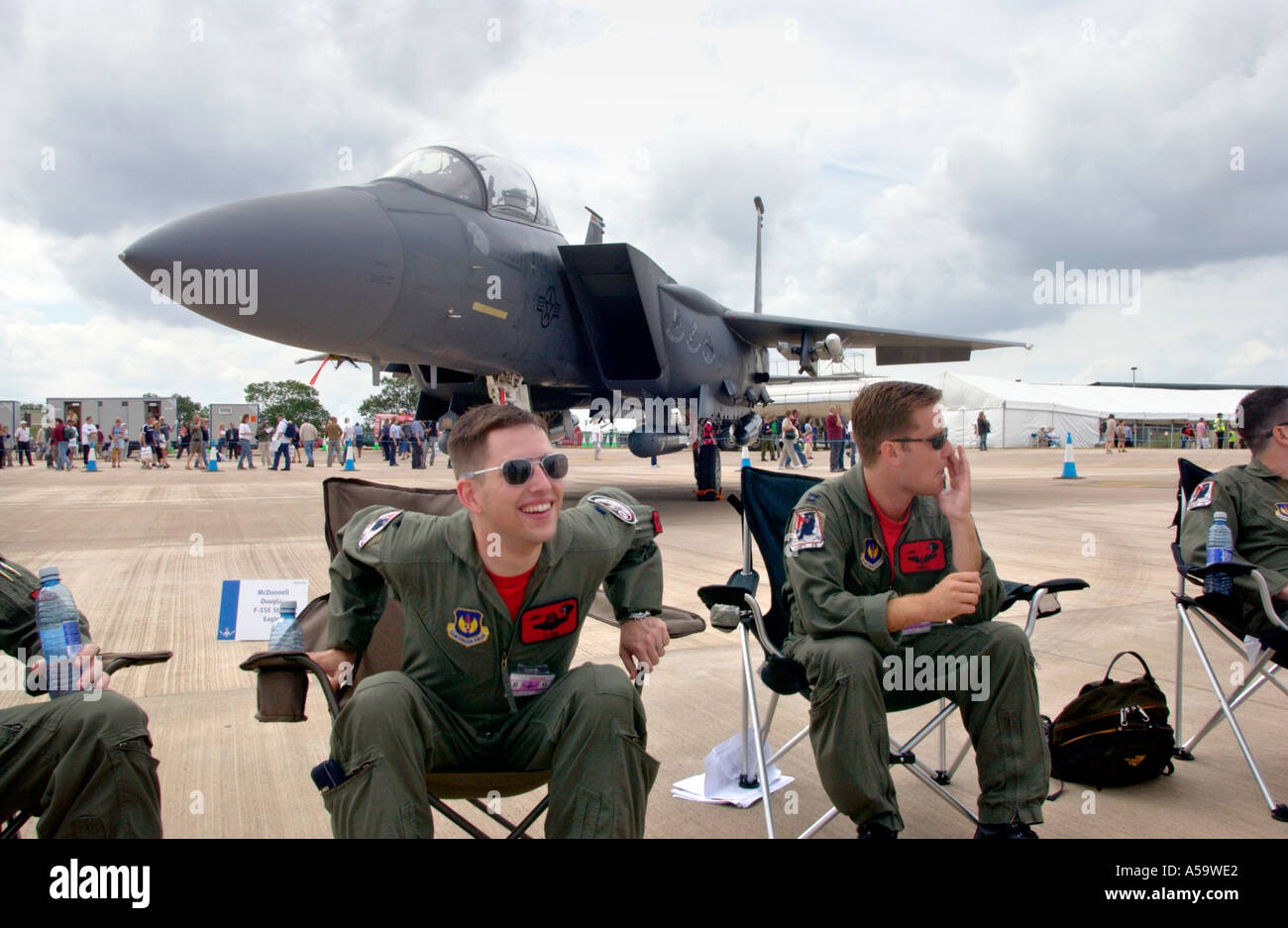 DIE ROYAL INTERNATIONAL AIR TATTOO RAF FAIRFORD Top Gun-Besatzung mit einer McDonnell Douglas F15E Stockfoto