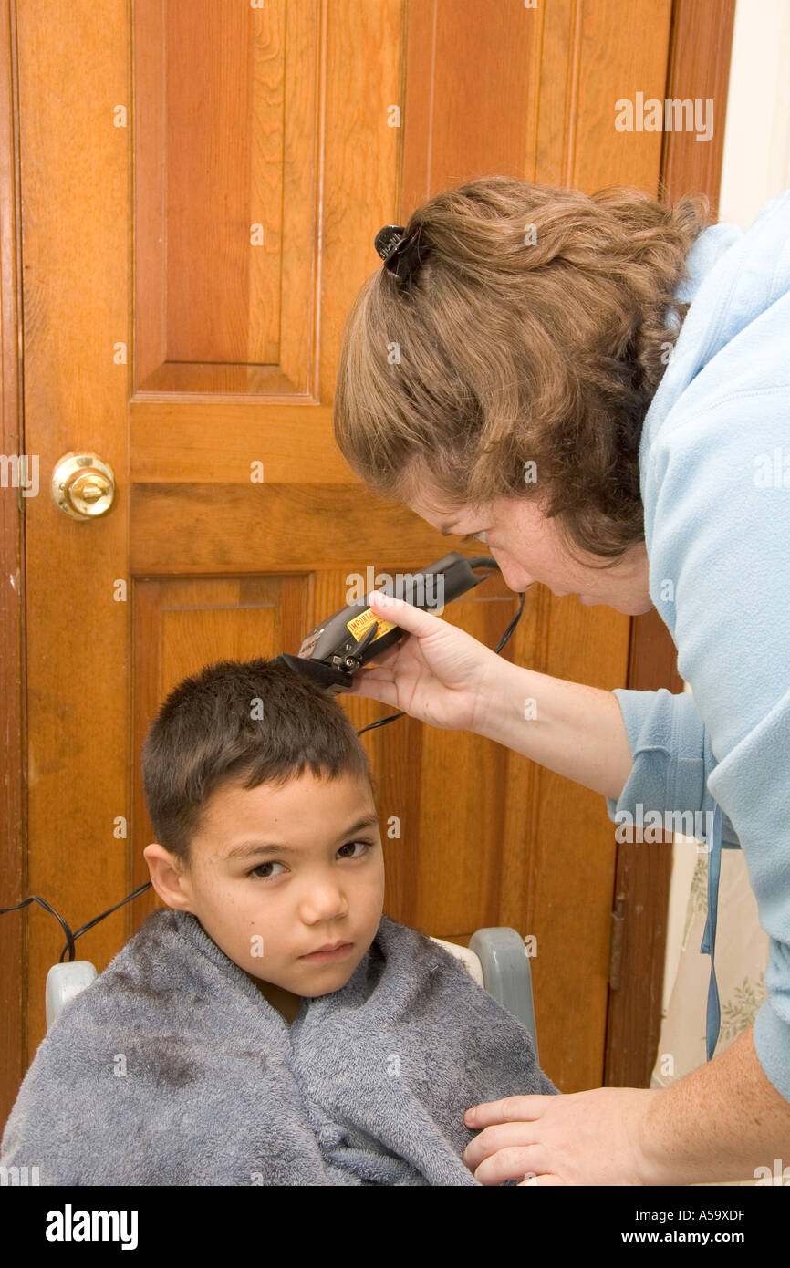 Mutter, sechs Jahre alten Sohn Haarschnitt Stockfoto