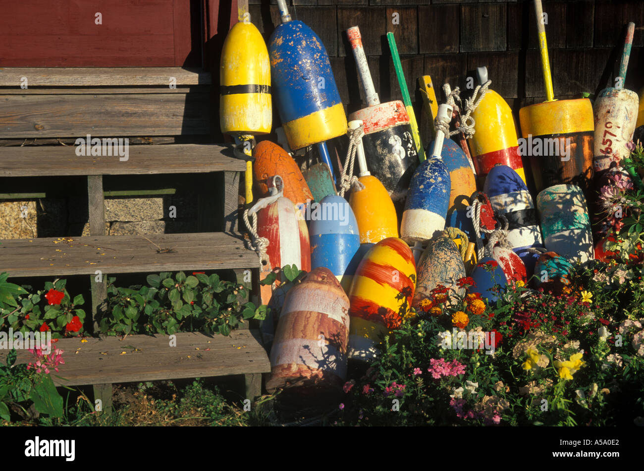 Massachusetts Cape Ann Rockport tragen Haut Hals alten Lobster Pot Bojen neben Haus Schritt Stockfoto