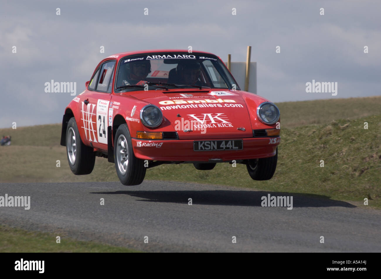 Steven Smith und John Nichols in der Luft in einem Porsche 911 während der Welsh Historic Rallye 2006 Stockfoto